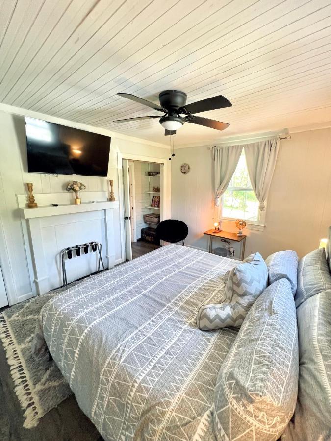 Giggling Creek Cottage - Bedjet! King Sized! Gazebo, 45 Acres, Arcades, Nintendo, More Henry Eksteriør billede